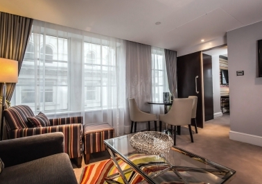 Live Like Royalty: Luxury Amenities and Services at Crowne Plaza London – The City sidebar image